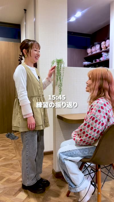 美容室グループの動画より。スタッフ2人が練習を振り返っている場面